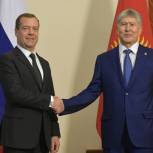 Медведев провел в Бишкеке переговоры с президентом Киргизии