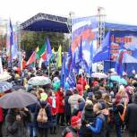 Волгоградские партийцы поздравили жителей города с Днем народного единства