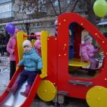 «Наш двор»: В Саратове продолжаются праздничные открытия детских площадок