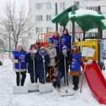 В поселении Киевский единороссы очистили детские площадки от снега