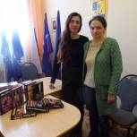 Депутат подарил книги библиотеке поселка Ровное