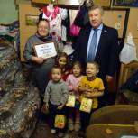 Борис Хохряков оказал помощь многодетной семье из Ханты-Мансийска