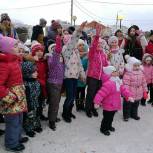 Серпуховские молодогвардейцы приняли участие в украшении новогодней елки в мкр Ивановские дворики
