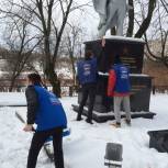 Единороссы привели в порядок братскую могилу в Крюково