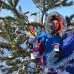 «Наш двор»: На трех детских площадках в Аткарске установили новогодние елки