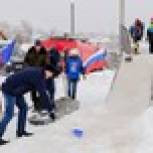 Активисты «Единой России» и «Молодой гвардии» построили в Первоуральске еще одну горку
