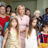 Ольга Казакова поздравила детей сотрудников библиотек  с наступающими праздниками