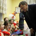 Макаров поздравил юных пациентов детских больниц