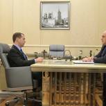 Медведев призвал ФНС развивать электронные сервисы по уплате налогов 