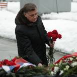 Макаров и депутаты петербургского парламента возложили венки к монументу Матери-Родины на Пискаревском мемориальном кладбище