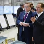 Медведев назвал критически важным в условиях санкций развивать производство оборудования