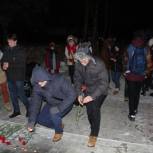Свеча памяти зажглась в Серпухове на мемориале на ул. Крюкова