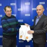 Партийцы вручили экипировку школьной футбольной команде