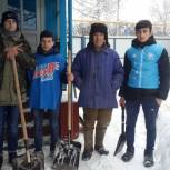 Активисты МГЕР помогают ветеранам чистить снег  