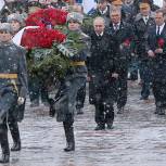 Владимир Путин возложил цветы к Могиле Неизвестного солдата