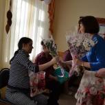 Корочанские партийцы поздравили будущих мам с праздником 