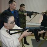 В Хакасии депутат Государственной Думы Лариса Шойгу показала студентам навыки точной стрельбы