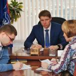 В партийную приемную пожаловались на нехватку мест в школе и шумную кальянную