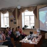 В Абакане молодогвардейцы в честь Дня космонавтики провели кинопоказ 