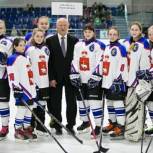 Губернатор Юрий Берг приветствовал участниц турнира по хоккею среди девушек ПФО