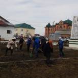 Партийцы Нурлатского МО совместно с ТОС «Железнодорожник» организовали субботник