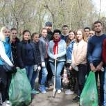 Депутат Госдумы Ольга Германова и волонтеры приводят в порядок старейший некрополь