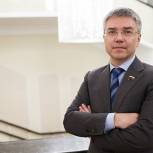 Евгений Ревенко предлагает узаконить статус символов Победы