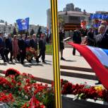 Самарское Знамя прошло в колонне возложения цветов к Вечному огню 