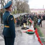 Красноярские партийцы возложили цветы к Вечному огню в память об участниках Великой Отечественной войны