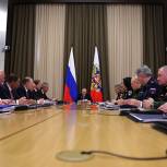Путин дал указание уточнить подходы к переоснащению войск