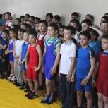 Единороссы Симферопольского района подарили детскому спортклубу 50 тысяч рублей