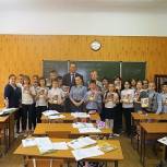 Дневники от Игоря Николаева получили школьники избирательного округа