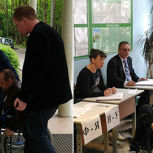 Псковские молодогвардейцы помогают маломобильным гражданам на избирательных участках