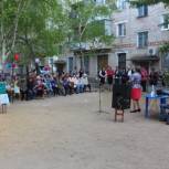 День соседей в Шимановске отметили дворовым праздником и высадкой цветов