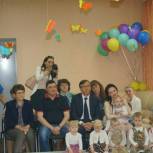 Лидеры предварительного голосования навестили детей из Дома ребенка