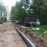 Во дворах Сыктывкарской Орбиты приступили к установке бордюрного камня