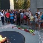 Партийцы зажгли свечи в День памяти и скорби