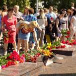 Ровеньские единороссы возложили цветы к мемориалу «Вечный огонь»