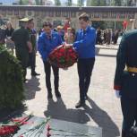 В память о трагических днях Великой Отечественной войны партийцы Казани возложили к Вечному огню корзину цветов