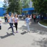 Единороссы Московского района соревновались в легкоатлетической эстафете