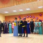 В Рязани партийцы поздравили выпускников