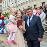 Лидер единороссов поздравил выпускников опорного вуза
