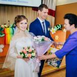 Молодоженов и семьи, долгие годы прожившие в браке, поздравили представители местного отделения Партии