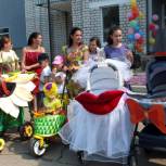 В Соловьёвске прошли парад колясок и яркий фестиваль красок Холи