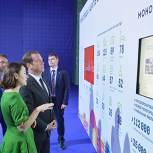 Медведев осмотрел выставку, посвященную развитию городской среды 