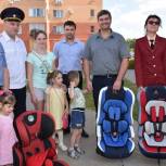 ЕР подарила многодетной семье из Краснинского района детские автокресла