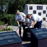 Молодогвардейцы Барабинского района привели в порядок Мемориал Славы