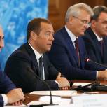 Медведев поддержал идею о продлении на несколько лет программы по созданию школьных мест