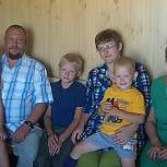 Многодетная семья рассказал партийцам о льготах, которыми пользуется 