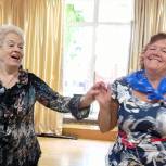 Пенсионеры из Зюзино танцевали под ретро 